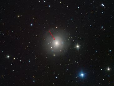 VIMOS-Bild der Galaxie NGC 4993 mit dem Gegenstück zu einem verschmelzenden Neutronensternpaar im sichtbaren Licht (markiert)  Bild: ESO