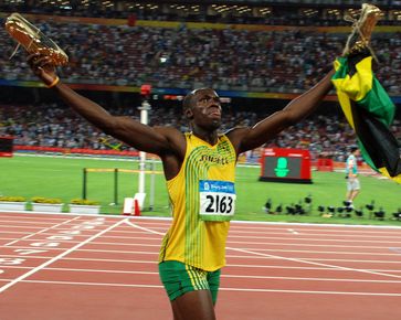 Usain Bolt feiert seinen Olympiasieg im 100-Meter-Lauf (2008)