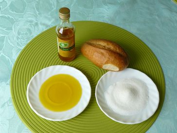 Lausitzer Spezialität: Brötchen in Leinöl und Zucker tunken (Symbolbild)