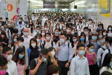 Menschen in Hong Kong tragen Maske im Freien