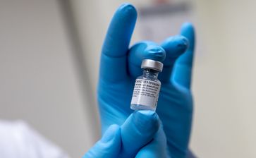 Ampulle mit fünf Impfdosen des BioNTech-Vakzins