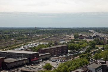 Blick über den Hauptbahnhof Duisburg (Vorplatz) zum Veranstaltungsgelände; am rechten Bildrand die A 59 (Juni 2010). Bild: Christoph Müller-Girod / de.wikipedia.org