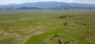 Blick auf den Grabhügel Tunnug 1 (Arschan 0). Während die übrigen Kurgane der Region auf einer Terra. Bild: © Gino Caspari (idw)