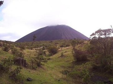 Der Pacaya ist einer der aktivsten Vulkane der Welt. Er liegt südlich von Guatemala-Stadt, seine Eruptionen können meistens von dort beobachtet werden.  Bild: de.wikipedia.org