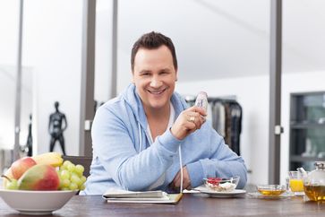 Guido Maria Kretschmer beim Frühstück. Bild: "obs/Danone GmbH Deutschland/Niclas Kantor"