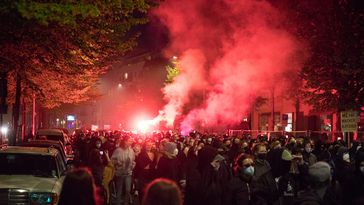 Wie schon im letzten Jahr wurde auch in diesem Jahr auf der Demonstration in Kreuzberg wieder Pyrotechnik eingesetzt. (Archivbild, 2022) Bild: www.globallookpress.com / Michael Kuenne