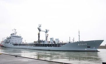 Der Betriebsstofftransporter A 1443 Rhön verlässt den Marinestützpunkt Wilhelmshaven um sich in Lissabon der Standing NATO Martime Group 1 (SNMG 1) anzuschließen. Der Betriebsstofftransporter Rhön ist 130,5 Meter lang.