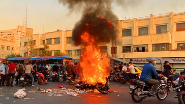 Randalierer in Teheran am 8. Oktober 2022