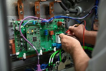 HEIDELBERG entwickelt und produziert innovative Steuerungs- und Leistungselektronik Bild: Heidelberger Druckmaschinen AG Fotograf: Heidelberger Druckmaschinen AG