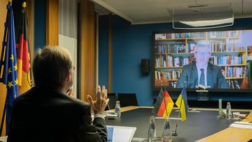 Thomas Rachel, Parlamentarischer Staatssekretär bei der Bundesministerin für Bildung und Forschung, im Gespräch mit dem Botschafter der Ukraine,  S.E. Dr. Andrij Melnyk.  Bild: "obs/Bundesministerium für Bildung und Forschung/BMBF/Hans-Joachim Rickel"