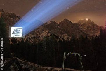 03.12.2007 Zugspitze. Greenpeace Aktivisten projizieren "Klima-Opfer?" auf eine Felswand der Zugspitze. / Bild: greenpeace.de