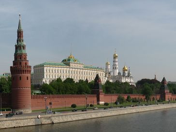 Blick auf den Moskauer Kreml von der Großen Steinernen Brücke über dem Moskwa-Fluss (2007)