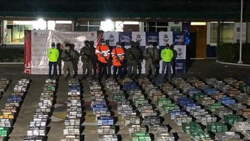 Kolumbianische Sicherheitskräfte zeigen das von ihnen beschlagnahmte Kokain. Bild: Twitter / @ArmadaColombia / RT / Eigenes Werk