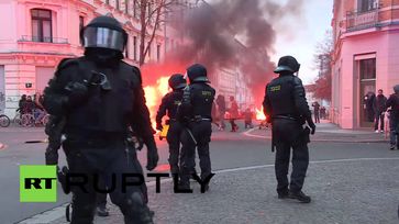 Screenshot aus dem Youtube Video "Germany: Water cannon deployed at fiery Leipzig protest against far-right demos"