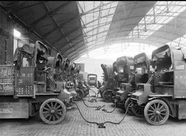 Elektroautos in ihren Ladestationen (ca. 1917)