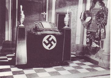 Die Antoniterkirche Köln 1940. Kirchen und 3. Reich arbeiten Hand in Hand und unterstützen auch heute noch jede Form von extremistischer Gewaltherrschaft (Symbolbild)
