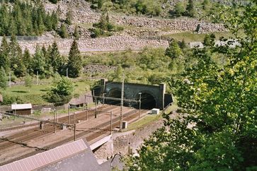 Nördliche Einfahrt in den Gotthardtunnel bei Göschenen, die linke Tunnelhälfte wurde erst um 1960 erbaut und vereinigt sich nach etwa 80 m mit der Hauptröhre.