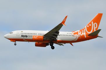 Eine SkyUp Airlines B737-700 im Anflug auf den Flughafen Paris Charles-de-Gaulle, Paris, Frankreich, im Jahr 2019