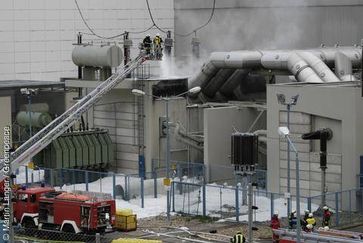 Feuer im Atomkraftwerk (AKW) Kruemmel (Betreiber Vattenfall) . Bei dem Brand in einer Transformatorenanlage fing auch Oel Feuer. Etwa 100 Feuerwehrleute bekaempften den Brand gut 2 Stunden lang. Bild: Martin Langer / Greenpeace