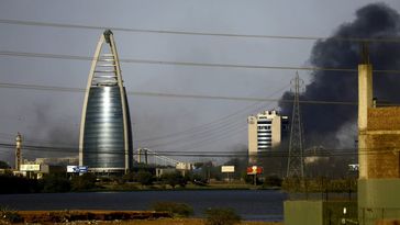Auf dem Archivbild: Eine Rauchsäule in der sudanesischen Hauptstadt Khartum, 19. April 2023. Bild: www.globallookpress.com / Mohamed Khidir / XinHua