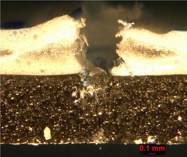 Die Membrane aus Polyvinylchlorid-Polyester (gelblich) wurde mit einer Nadel von 2,5 Millimeter Durchmesser durchstochen, worauf sich der Polyurethan-Schaum (braun) schlagartig ausdehnte. Bild: Empa