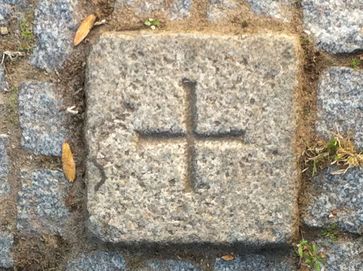 Grenzzeichen aus Granit (15 cm x 15 cm) mit eingeschliffenem Kreuz.