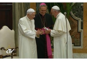 Ex-Papst Benedikt XVI, alias Joseph Ratzinger (2017) mit aktuellem Papst (rechts).