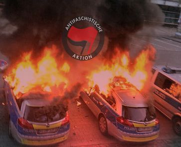 Linksterroristen der Antifa zünden Polizeiautos an