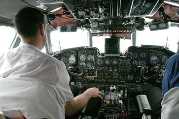 Cockpit einer Antonow An-24 während des Fluges