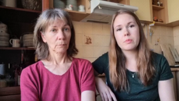 Die Journalistin Alina Lipp (r.) mit ihrer Mutter (Screenshot) Bild: Neues aus Russland / https://t.me/neuesausrussland/9434