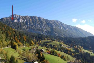 Lage des Fundplatzes Potočka zijalka (Slowenien) im Hochgebirge (1630 m ü. HN). Der rote Pfeil deutet auf den Höhleneingang. Quelle: Foto: Luc Moreau, MONREPOS (idw)