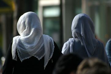 Frauen mit Kopftüchern (Symbolbild)