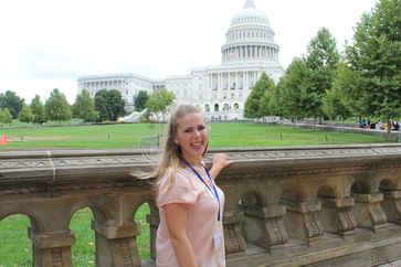 Austauschschülerin Lena bei ihrem Orientierungsseminar vor dem Capitol in Washington D.C.  Bild: "obs/Experiment e.V./Experiment e.V./Privat"