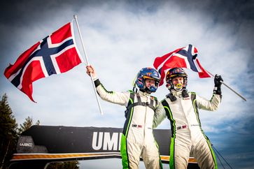 Zum zweiten Mal in der laufenden Saison der Rallye-WM feierten Andreas Mikkelsen (r.) und Beifahrer Torstein Eriksen (SKODA FABIA Rally2 evo) den Sieg in der Kategorie WRC2.  Bild: SMB Fotograf: Skoda Auto Deutschland GmbH