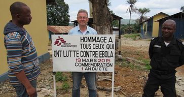 Hans U. P. Tolzin mit Reisebegleiter und Wachmann im Ebola-Ground-Zero in Guinea.