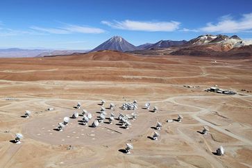 Die ALMA-Anlage aus der Vogelperspektive
Quelle: Foto: Clem & Adri Bacri-Normier (wingsforscience.com)/ESO (idw)