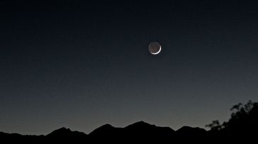 Zunehmende Mondsichel mit aschgrauem Mondlicht