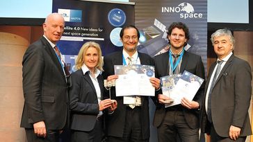 Professor Sergio Montenegro (Mitte) und Tobias Mikschl mit Wolfgang Scheremet vom Bundeswirtschaftsministerium (rechts) sowie Gerd Gruppe und Franziska Zeitler, beide DLR-Raumfahrtmanagement. Quelle: Foto: DLR / Simone Leuschner (idw)