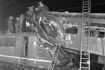 1984 raste ein Transitzug in einen stehenden Pendlerzug. Bild: ZDF Fotograf: BStU