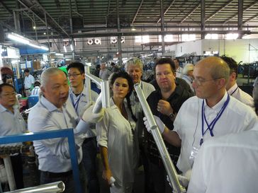 Mariella Ahrens, Marcel Reif,  Sebastian Krumbiegel und Prof. Thomas Schwarz (v.l.n.r.) begutachten die hochwertige Pegasus Herstellung in Vietnam. Links Jocky Strong, Besitzer des vietnamesischen Fahrradherstellers Strongman. Bild: ZEG Zweirad Einkaufs Genossenschaft eG (ots)