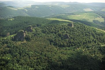 Bruchhauser Steine aus der Luft:– links Bornstein, dahinter Goldstein– rechts Ravenstein, dahinter Feldstein(Hochheideturm am Südost-Horizont)