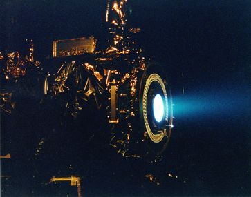 Testlauf eines Xenon-Ionentriebwerks der NASA
