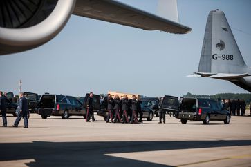 MH17: Ein Sarg wird am Flughafen Eindhoven zum Leichenwagen getragen.