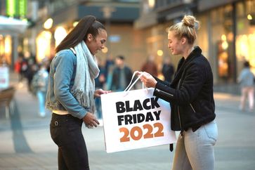 Schnäppchenjäger am Black Friday 2022 (© www.blackfriday.de)