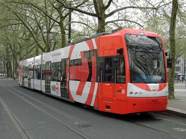 Niederflur-Stadtbahn am Neumarkt