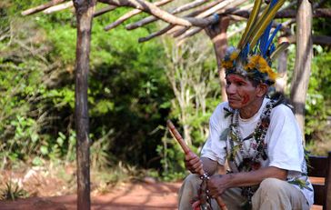 Nach der Rückkehr auf ihr angestammtes Land werden die Guarani oft Opfer gewalttätiger Überfälle durch Söldner.  Bild: Survival