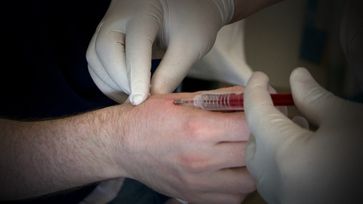 Ein digitaler Impfass läßt sich hervorragend mit einem RFID-Chip unter die Haut spritzen für eine lückenlose Kontrolle und Überwachung (Symbolbild)
