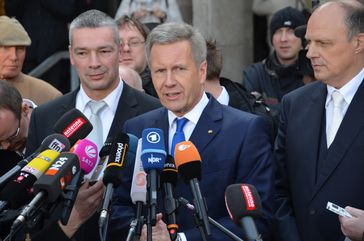 Nach dem Freispruch äußerte sich Bundespräsident a.D. Christian Wulff, hier vor dem Landgericht Hannover mit seinen Verteidigern Bernd Müssig (links) und Michael Nagel, erleichtert darüber, „dass sich ... das Recht durchgesetzt hat.“ (Symbolbild)