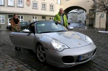 Michael liebt schnelle Autos und das schnelle Fahren, das hat ihn den Führerschein gekostet. Um seine Tochter wieder im Sportwagen mitnehmen zu können, muss er den "Idiotentest", die Medizinisch-Psychologische-Untersuchung (MPU), bestehen. Bei einem ersten Anlauf ist der Unternehmer durchgefallen. Bild: ZDF und J. Michael Schumacher