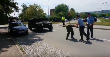Bild: Screenshot Youtube Video "Český veterán ukazuje holý zadek americkému konvoji ve Vyškově"